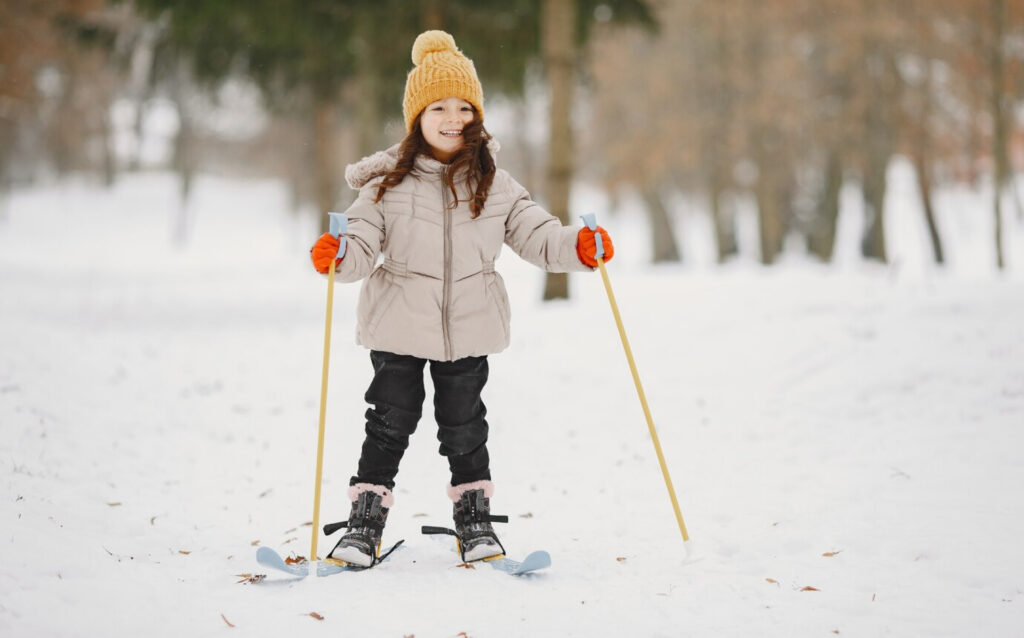 Petite fille ski de fond